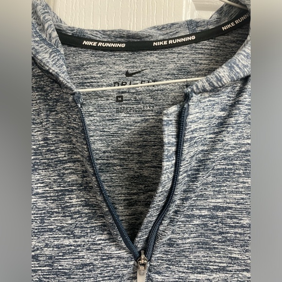 Women’s NIKE running pullover size M - Picture 8 of 8